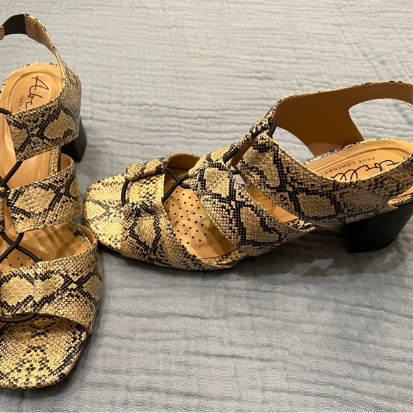 Abella True Comfort - Carly, Nat Python heel sandals - Picture 2 of 5